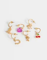 Set de seis aros tipo argolla dorados con diferentes dijes colgantes: herradura, rosa, cuenta de cristal, cerezas, moño y bota texana.