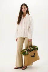 Pantalón de jean acampanado color caramelo con cintura alta y cinturón marrón con tachas.