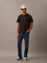 Remera de hombre Calvin Klein Jeans, color gris oscuro con efecto acid wash. Tiene cuello redondo, mangas cortas y logo de la marca estampado en el pecho.