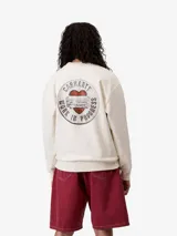 Buzo color crema de corte regular, confeccionado en jersey de algodón grueso sin cepillar. Presenta el logo de la marca bordado en el pecho.