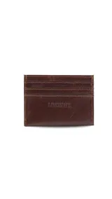 Tarjetero marrón oscuro de cuero liso con tres compartimentos para tarjetas de cada lado y un espacio central para billetes o monedas.