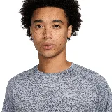 Remera deportiva Nike Stride Dri-FIT ADV, color gris jaspeado, de manga corta y cuello redondo.