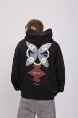 Canguro negro con capucha y manga larga, de corte oversize. Estampado en la espalda con la frase "Art District" en color celeste, rodeada de figuras geométricas en blanco y negro.