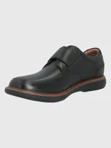 Zapato de cuero negro con ajuste de velcro, suela de goma EVA y plantilla de cuero y algodón orgánico.