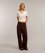 Blusa color blanco con cuello polo y escote en V, de manga corta y corte ajustado.