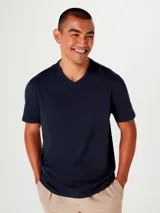 Remera negra de corte clásico con cuello en V y mangas cortas.