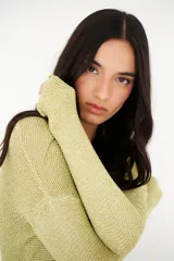 Sweater de tejido de punto fino con brillo metálico, color verde lima. Presenta escote en V y mangas largas.