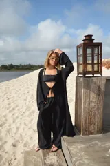 Kimono largo de crepe blanco, con mangas amplias y abertura frontal.