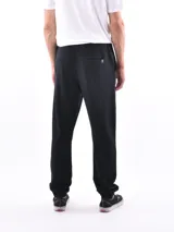 Pantalón de jogging color beige con cintura elástica y cordón ajustable.