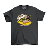 Remera negra de manga corta con un estampado gráfico inspirado en la película y canción "Yellow Submarine" de The Beatles. El diseño muestra el submarino amarillo con los cuatro miembros de la banda en la parte superior.