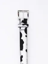 Cinto con estampado de vaca, hebilla cuadrada plateada y pasador simple.