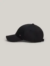 Gorra de béisbol clásica de seis paneles, color negro, confeccionada en algodón. Presenta un pequeño logo esmaltado de Tommy Hilfiger en la parte delantera y un detalle de ribete con los colores distintivos de la marca en el borde de la visera.