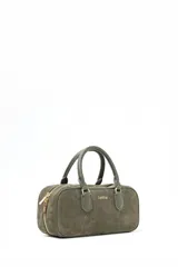 Cartera tipo satchel o bowling bag de cuero gamuzado color verde oliva. Posee dos asas superiores de mano y herrajes metálicos dorados. El nombre de la marca "Lolita" está grabado en dorado en el frente.