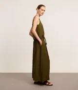 Pollera evasê midi color verde militar, confeccionada en crepé con cintura ancha con trabillas en los laterales y elástico detrás de la cintura. Incluye cinturón de cuerda para lazo con abalorios de puntas.