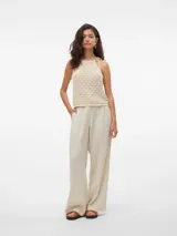 Top de punto color crema, con cuello halter y tiras finas para atar en el cuello.