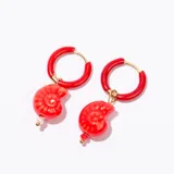 Aros tipo argolla de resina roja con dije colgante de caracol rojo brillante. El caracol de la izquierda tiene una perla blanca colgante y el de la derecha tiene una pequeña cuenta roja brillante colgante.