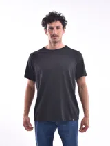 Remera negra de corte regular y mangas cortas.
