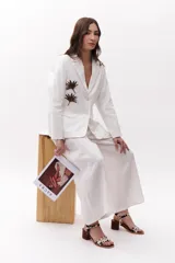 Sandalias con taco de madera, tira delantera y tobillera con estampado animal print.