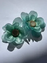 Aros de tela con forma de flor roja y centro de resina con strass.