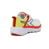 Championes deportivos Diadora modelo Bresh, color blanco con detalles en amarillo, rojo y naranja. Presentan una capellada de malla transpirable y una suela gruesa con entresuela naranja y detalles en la puntera.