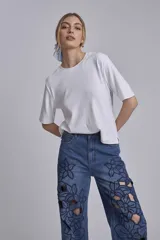 Remera blanca de algodón, corte recto y mangas cortas.
