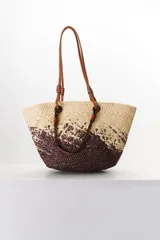 Bolso tipo shopper de paja color beige con diseño geométrico en marrón. Asas de cuero sintético color crema.