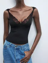 Top negro con breteles finos y escote en V con encaje.