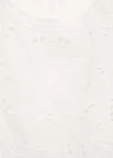 Vestido midi blanco con bordado floral, cuello redondo y corte evasé. Presenta tirantes anchos, aberturas laterales y cierre de cremallera en la parte posterior.