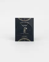 Cadena corta plateada con dije rectangular con el signo zodiacal Aries y un dije redondo pequeño.