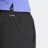 Short deportivo Adidas color negro con logo blanco en la pierna izquierda. Confeccionado en tejido elástico con tecnología CLIMACOOL que absorbe y dispersa el sudor.