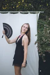 Vestido corto con lentejuelas color verde esmeralda, escote en V profundo y espalda descubierta.