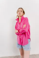 Camisa celeste de algodón con corte clásico, manga larga y bolsillo en el pecho.