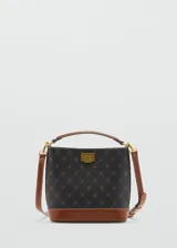 Bolso tipo bucket color negro con estampado de logos en marrón, asa corta superior y asa larga desmontable. Tiene cierre metálico de imán y cierre de cremallera, bolsillo interior y forro interior.