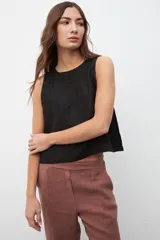 Musculosa negra de lino con corte holgado.