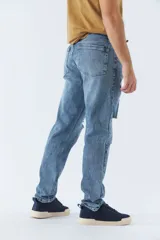 Pantalón de jean negro de corte slim cropped, con bolsillos y presillas para cinturón.