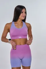 Conjunto deportivo fucsia con degradé lila, compuesto por un top con logo 'bk.' y un short de calce ajustado.
