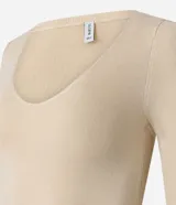 Suéter de punto color beige, con escote en V y mangas largas.