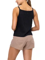 Polera sin mangas de algodón orgánico, tejida a mano con un calce holgado y mezcla de colores en contraste.
