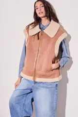Chaleco oversize color camel, confeccionado en cuero vegano con forro suave.
