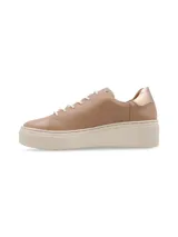 Sneaker Adelaida de cuero graneado color verde oliva, con cordones de algodón y suela elevada color crema.