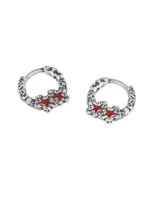 Par de aros tipo argolla de plata con textura y dos estrellas rojas esmaltadas.