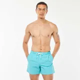 Short de baño celeste con textura de panal de abeja y cordón ajustable blanco.