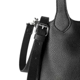 Cartera negra de símil cuero con doble asa, correa regulable extraíble y cierre con cierre y botones imantados.