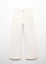 Pantalón de jean color crudo, de corte culotte, tiro alto y bajo deshilachado.