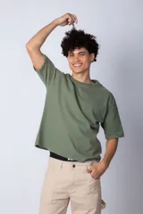 Remera color crudo de corte cuadrado y holgado, con cuello redondo y mangas cortas. Confeccionada en algodón pesado.