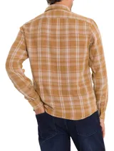 Camisa de manga larga RKF modelo Bradford, con patrón a cuadros en tonos marrón y beige. Cuenta con cuello camisero, cierre con botones, dos bolsillos en el pecho con tapeta y botón de madera, y corte modern fit.