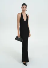 Vestido largo negro de tejido fluido con espalda abierta y tirantes finos.