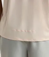 Remera de hombre color rosa claro, corte regular, cuello redondo y mangas cortas. Estampa lettering "Seeking my highs" en el pecho. Confeccionada en tejido de poliamida con tecnología Dry.