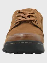Zapato acordonado color marrón de cuero con cuello acolchado y suela de goma.