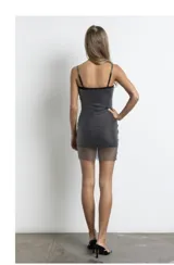 Minivestido negro con breteles finos y apliques de strass plateados.